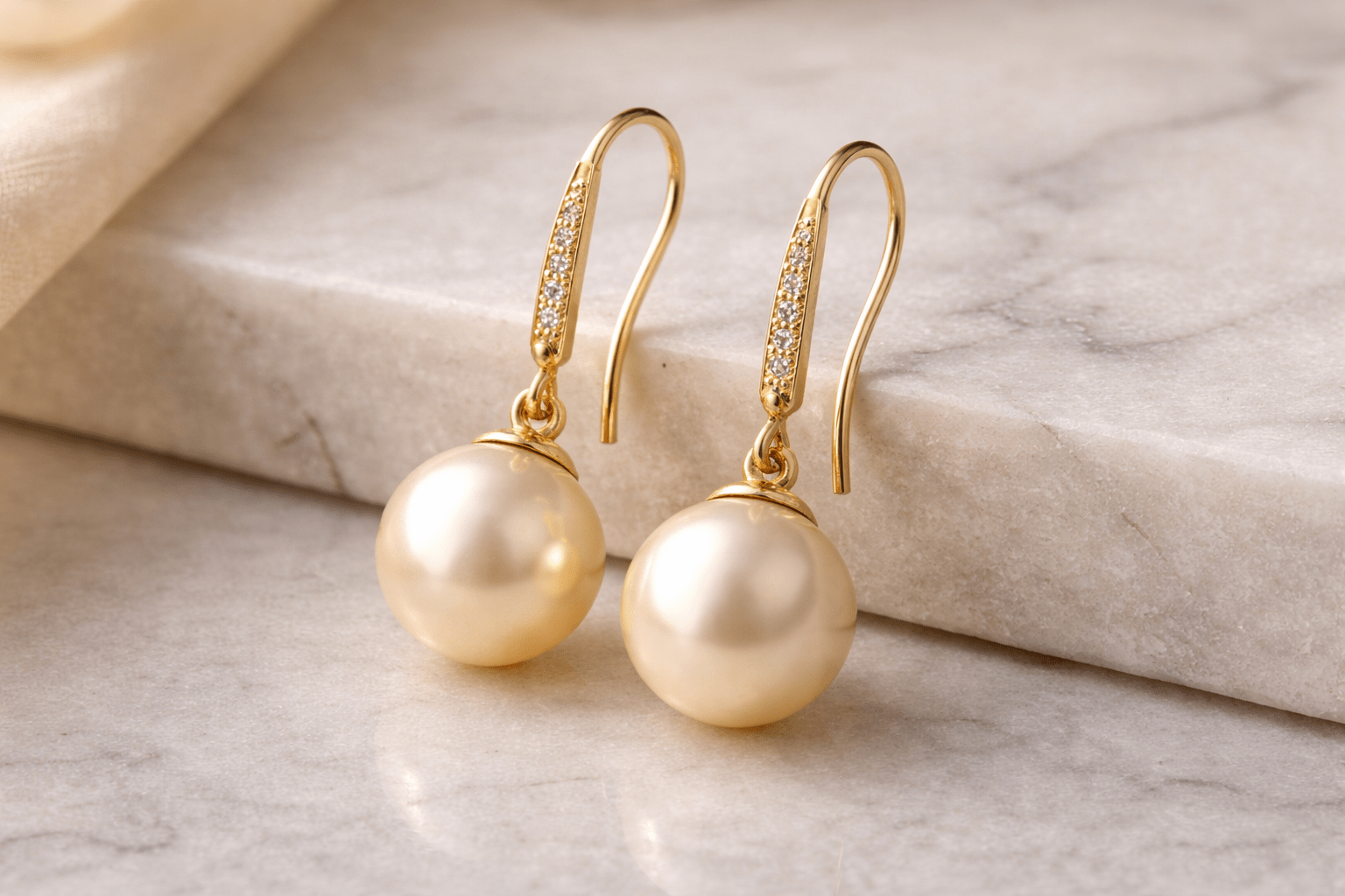 pearlsonly-blog-99-image-1-pearl - Aretes de oro amarillo con perlas Combinación clásica - Joyas con perlas - pearlsonly
