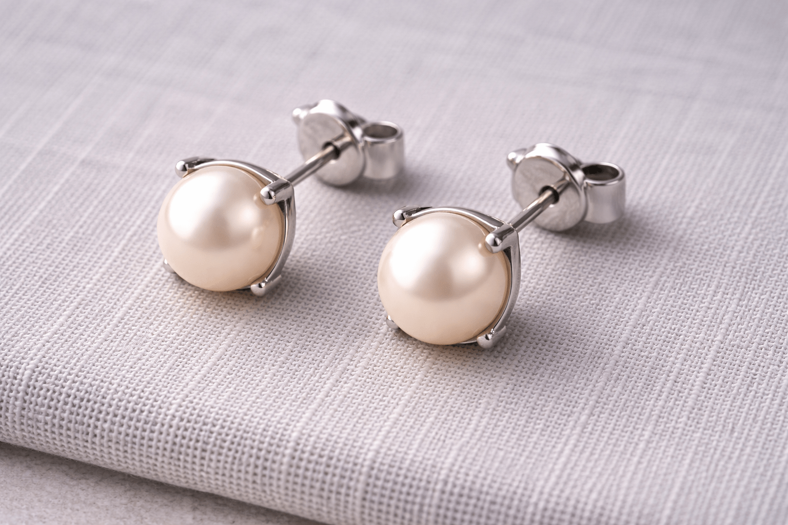 pearlsonly-blog-99-image-2-pearl - Aretes de oro blanco con perlas Elegancia moderna - Joyas con perlas - pearlsonly
