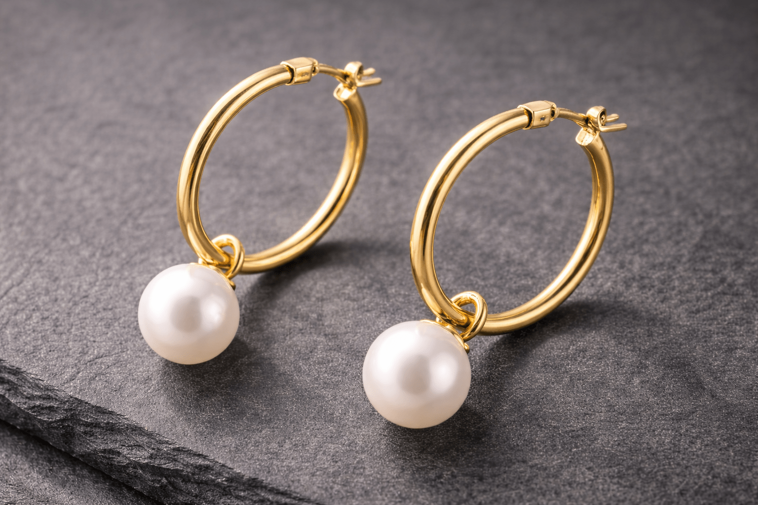 Integración de aros de oro con perlas