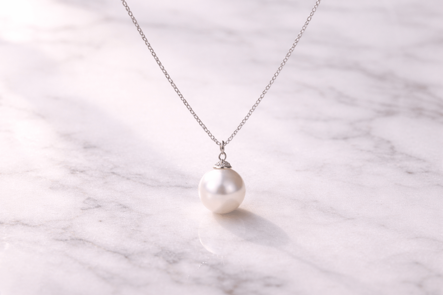 pearlsonly-blog-100-image-4-pearl - Simplicidad del arete colgante con una sola perla - Joyas con perlas - pearlsonly