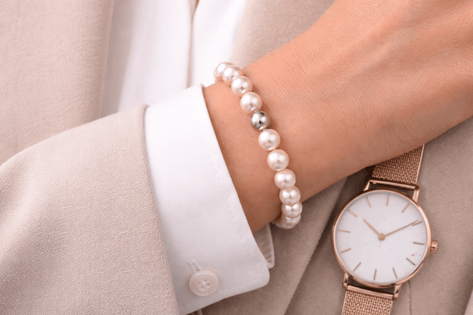pearlsonly-blog-108-image-8-pearl - Cómo estilizar tu pulsera de perlas plateadas - Joyería de Perlas - pearlsonly