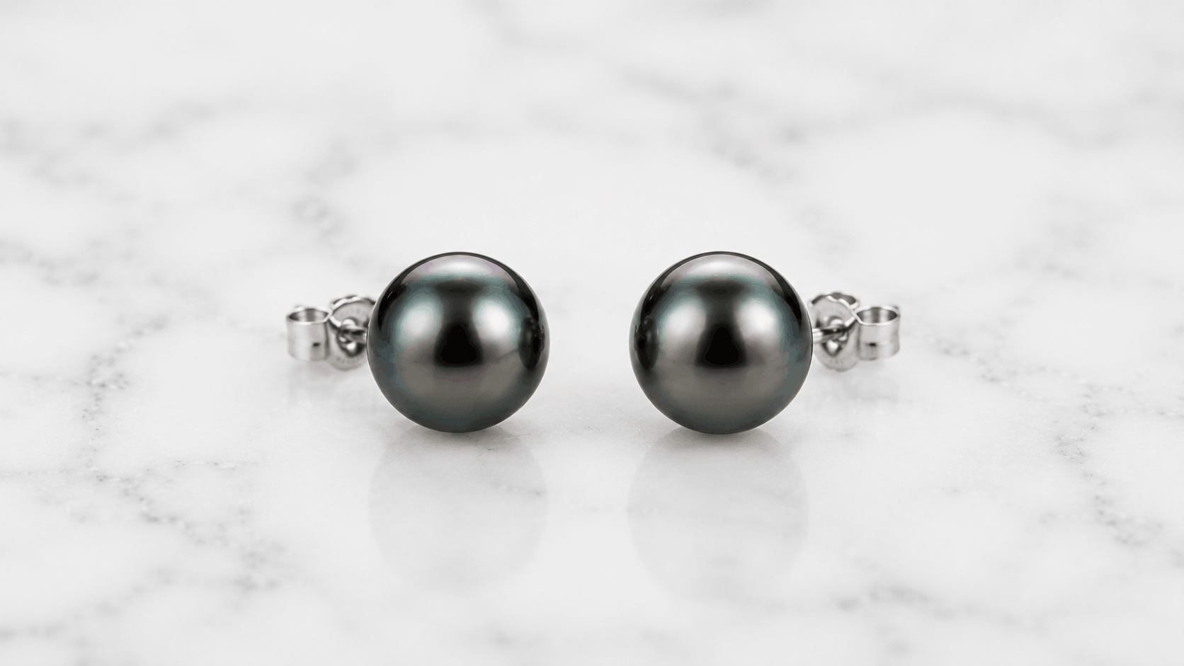 02. Aretes Stud de Perlas Negras — El Clásico de Uso Diario