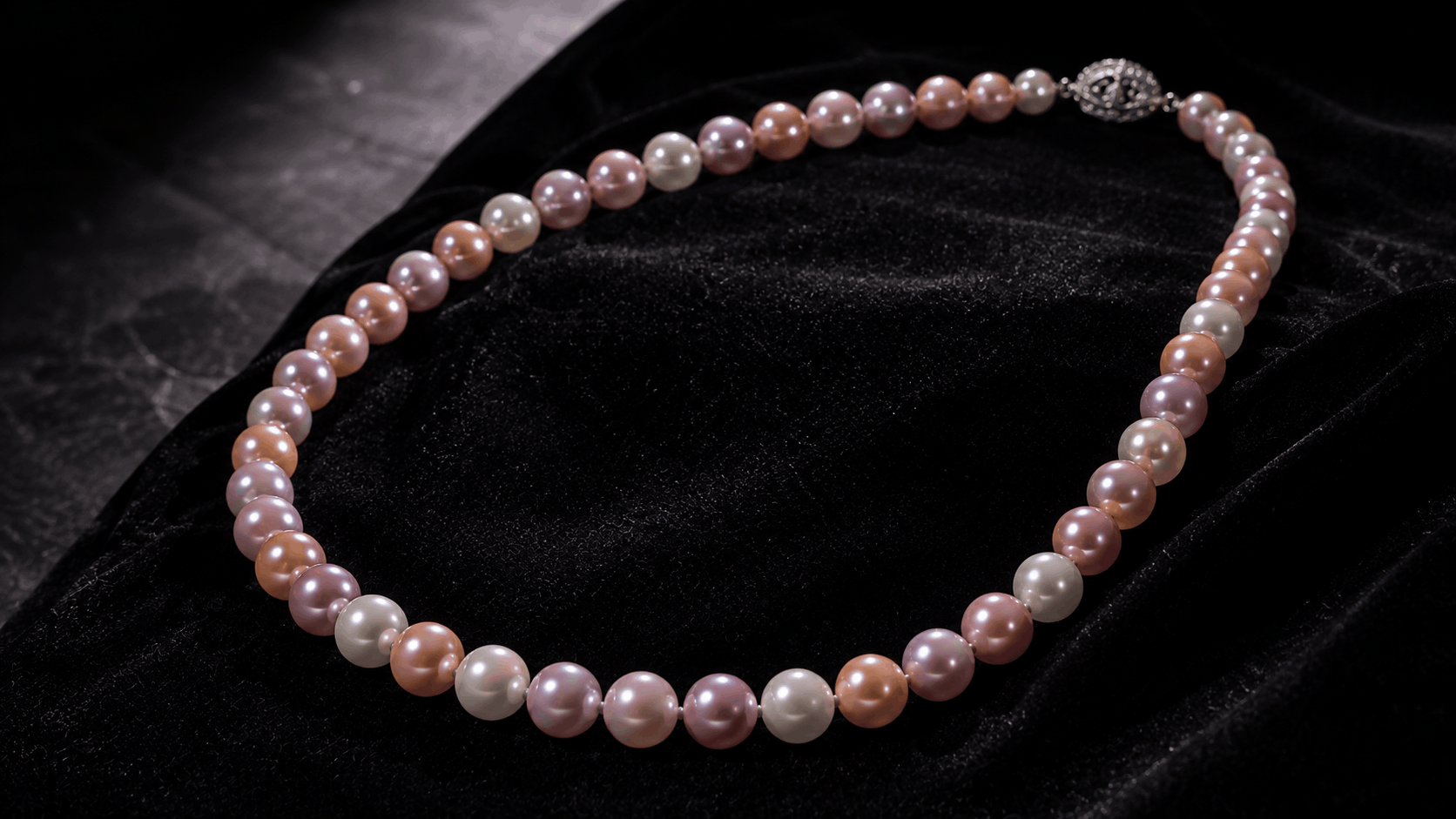 02. Collares de perlas multicolor — La pieza statement