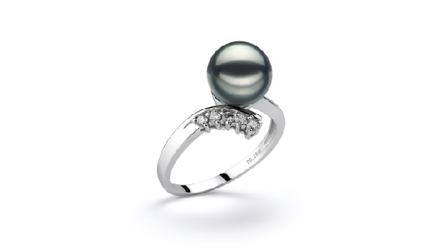 View Anillos de perlas japonesas negras de Akoya collection